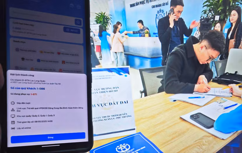 Người dân có thể lấy số thứ tự trực tuyến qua ứng dụng iHanoi khi đến Trung tâm phục vụ hành chính công Hà Nội từ hôm nay