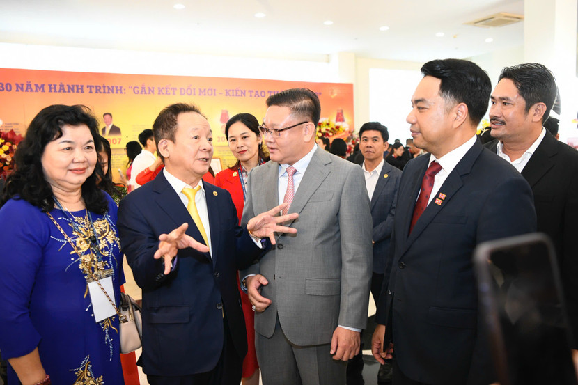 Ông Đỗ Quang Hiển - Chủ tịch Hiệp hội Doanh nghiệp nhỏ và vừa TP Hà Nội trao đổi cùng các doanh nghiệp bên lề buổi lễ Ông Đỗ Quang Hiển - Chủ tịch Hiệp hội Doanh nghiệp nhỏ và vừa TP Hà Nội trao đổi cùng các doanh nghiệp bên lề buổi lễ