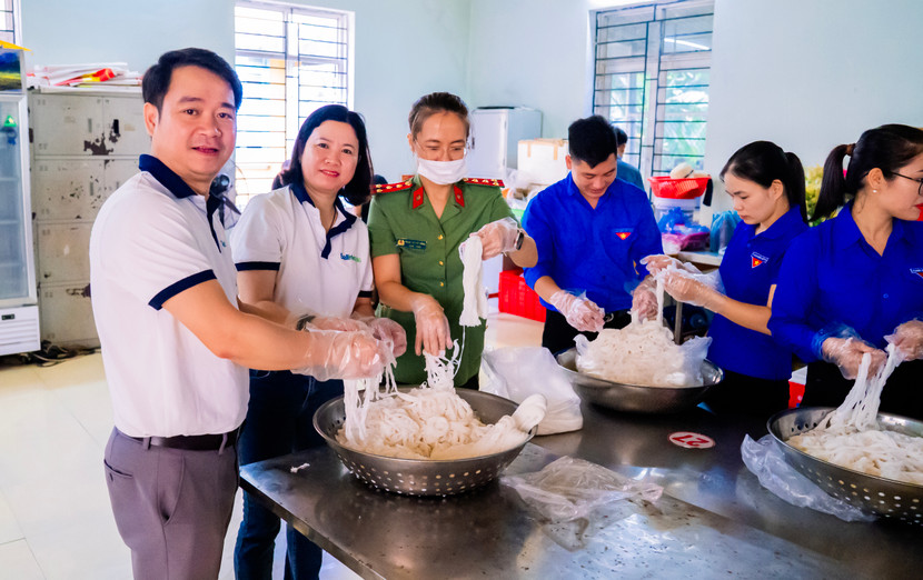 Các đơn vị phối hợp tổ chức nấu món phở Hà Nội cho 200 học sinh trường Phổ thông Dân tộc bán trú Tiểu học và THCS Xuân Lập.