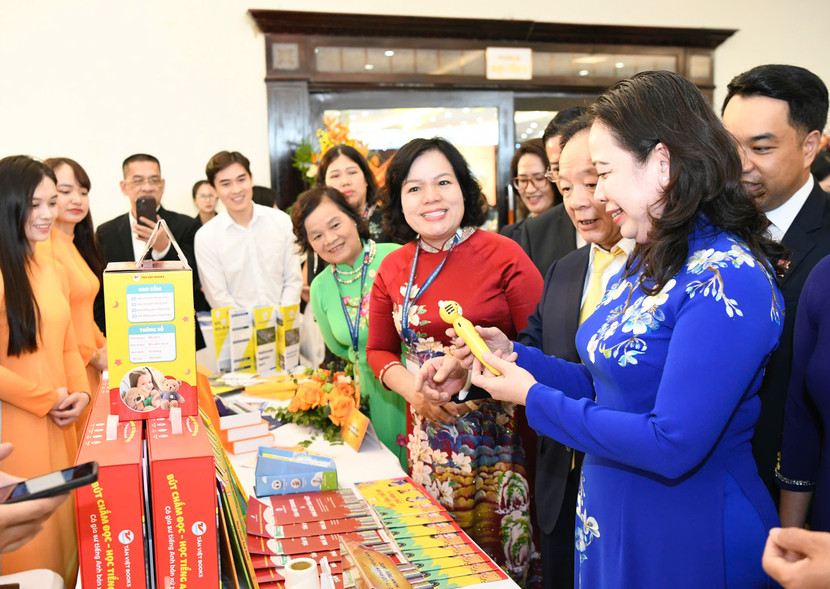 Phó Chủ tịch nước Võ Thị Ánh Xuân thăm gian hàng của các doanh nghiệp thuộc Hiệp hội Doanh nghiệp nhỏ và vừa TP Hà Nội Phó Chủ tịch nước Võ Thị Ánh Xuân thăm gian hàng của các doanh nghiệp thuộc Hiệp hội Doanh nghiệp nhỏ và vừa TP Hà Nội