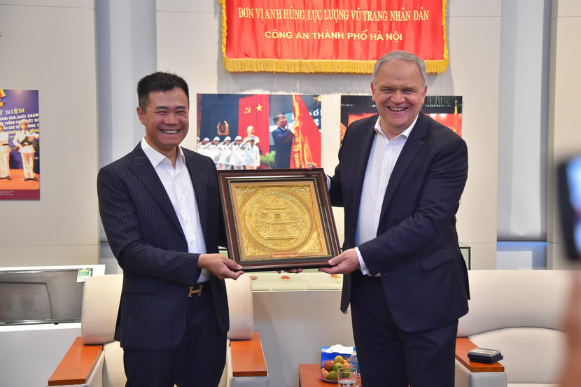 Đại tá Nguyễn Ngọc Quyền trao tặng biểu tượng Khuê Văn Các tới ngài Francois Noel Buffet