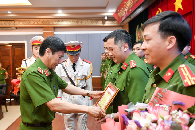 Trung tướng, NGƯT, GS.TS Trần Minh Hưởng trao Giấy chứng nhận cho các nhóm dự thi Trung tướng, NGƯT, GS.TS Trần Minh Hưởng trao Giấy chứng nhận cho các nhóm dự thi