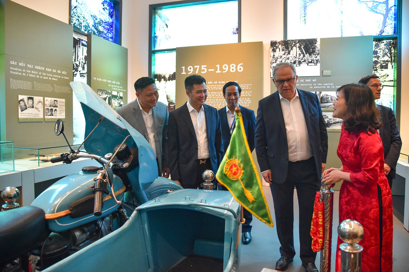 Ngài Francois Noel Buffet xem các hiện vật lịch sử ở Bảo tàng Công an Hà Nội