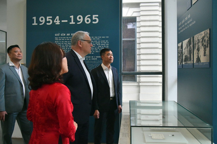 Ngài Francois Noel Buffet, Bộ trưởng bên cạnh Bộ trưởng Nhà nước, Bộ trưởng Bộ Nội vụ Cộng hòa Pháp bày tỏ ấn tượng với Bảo tàng Công an Hà Nội