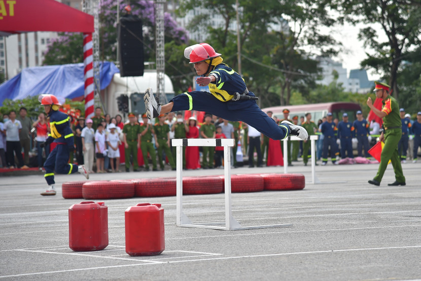 Màn thể hiện của đội chủ nhà CATP Hà Nội tại phần thi tiếp sức chữa cháy, cứu người sáng nay