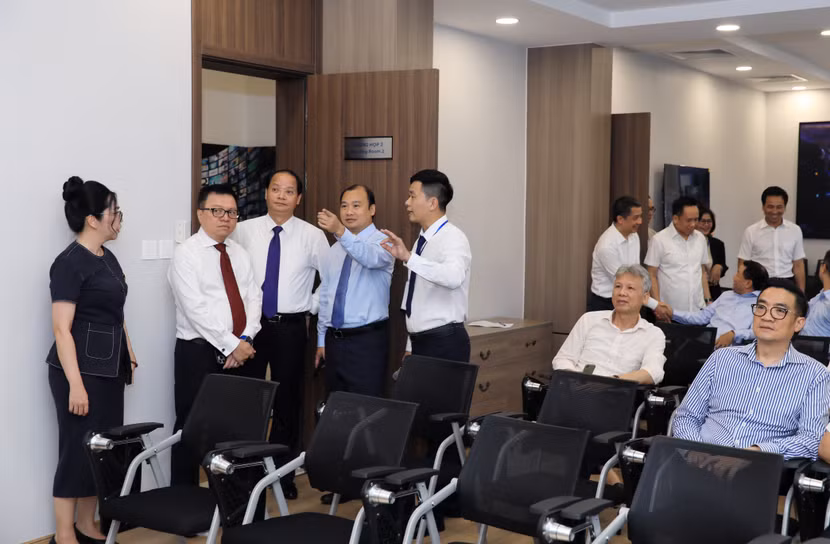 Các đại biểu tham quan các phòng họp báo hiện đại của Trung tâm Báo chí Thủ đô Hà Nội Các đại biểu tham quan các phòng họp báo hiện đại của Trung tâm Báo chí Thủ đô Hà Nội