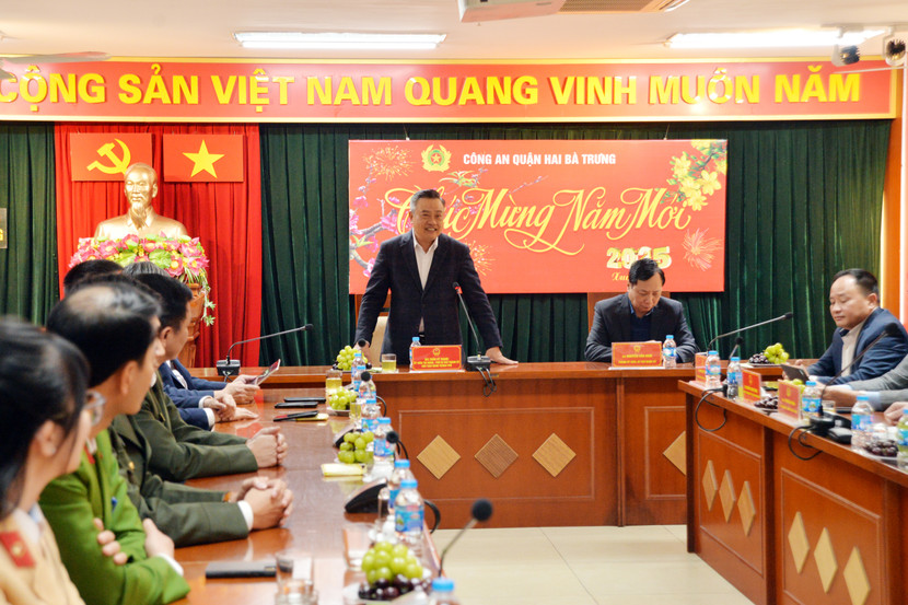 Chủ tịch UBND TP Hà Nội Trần Sỹ Thanh chúc Tết, động viên CBCS CAQ Hai Bà Trưng Chủ tịch UBND TP Hà Nội Trần Sỹ Thanh chúc Tết, động viên CBCS CAQ Hai Bà Trưng