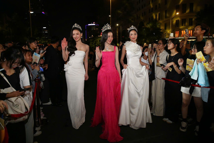 Bộ 3 Hoa hậu Nguyễn Ngọc Kiều Duy, Á hậu 1 Đỗ Thị Phương Thanh và Á hậu 2 Nguyễn Thị Cẩm Ly trên thảm đỏ Giải Mai Vàng.