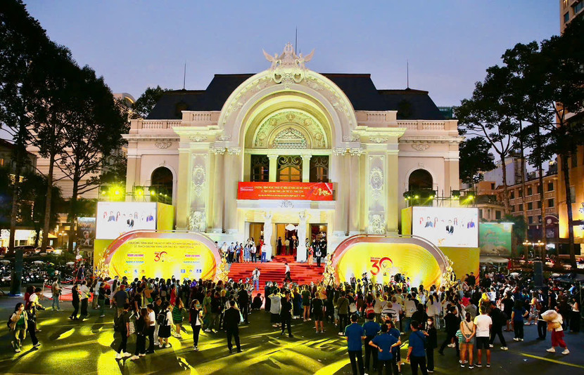 Giải Mai Vàng lần thứ 30, thảm đỏ được mong chờ nhất năm đã chính thức diễn ra vào tối 8/1 tại Nhà hát TP.HCM, quy tụ hàng trăm nghệ sĩ triệu fan trong các lĩnh vực nghệ thuật cùng sự đồng hành của các thương hiệu, nhãn hàng nổi tiếng