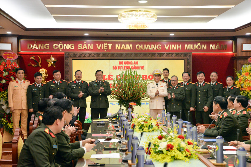 Trung tướng Nguyễn Hải Trung, Bí thư Đảng ủy, Giám đốc CATP Hà Nội cùng các đồng chí trong Ban Thường vụ, Ban Giám đốc chúc mừng Đại tá Phạm Thanh Hùng Trung tướng Nguyễn Hải Trung, Bí thư Đảng ủy, Giám đốc CATP Hà Nội cùng các đồng chí trong Ban Thường vụ, Ban Giám đốc chúc mừng Đại tá Phạm Thanh Hùng