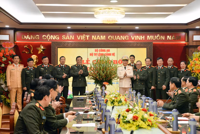 Trung tướng Nguyễn Hải Trung, Bí thư Đảng ủy, Giám đốc CATP Hà Nội cùng các đồng chí trong Ban Thường vụ, Ban Giám đốc chúc mừng Đại tá Phạm Thanh Hùng