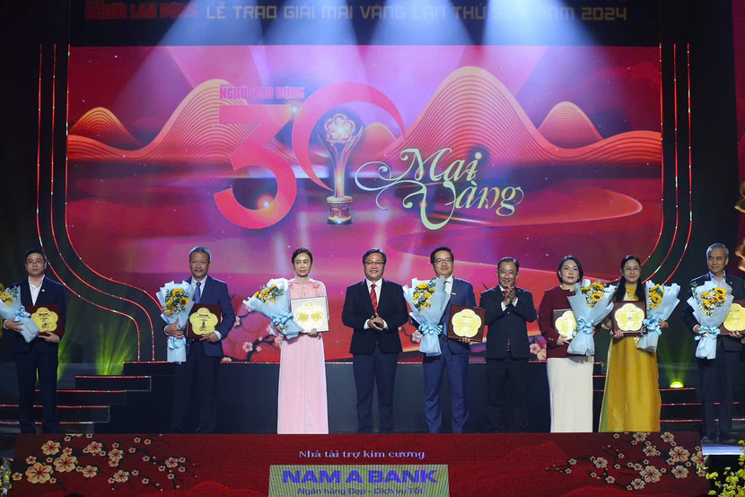 Ông Nguyễn Duy Hưng, Chủ tịch Ủy ban Quản trị, Đảm bảo hoạt động &amp; Danh tiếng Công ty Tân Hiệp Phát (thứ hai từ trái sang) nhận tri ân từ chương trình.