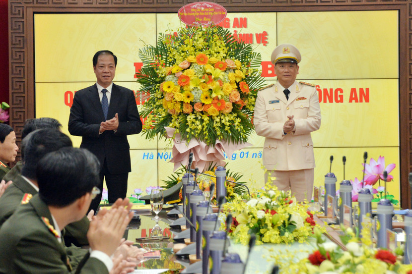 Trung tướng Trần Hải Quân, Phó Viện trưởng Viện Kiểm sát nhân dân Tối cao, nguyên Tư lệnh Bộ Tư lệnh Cảnh vệ chúc mừng Đại tá Phạm Thanh Hùng Trung tướng Trần Hải Quân, Phó Viện trưởng Viện Kiểm sát nhân dân Tối cao, nguyên Tư lệnh Bộ Tư lệnh Cảnh vệ chúc mừng Đại tá Phạm Thanh Hùng