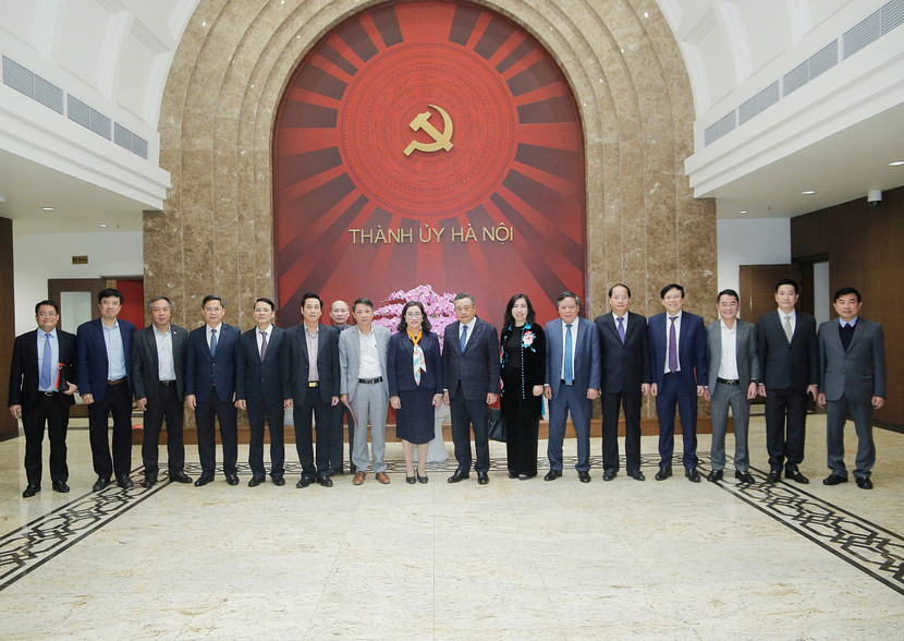 Lãnh đạo thành phố Hà Nội cùng đại diện các cơ quan báo chí tại buổi gặp mặt