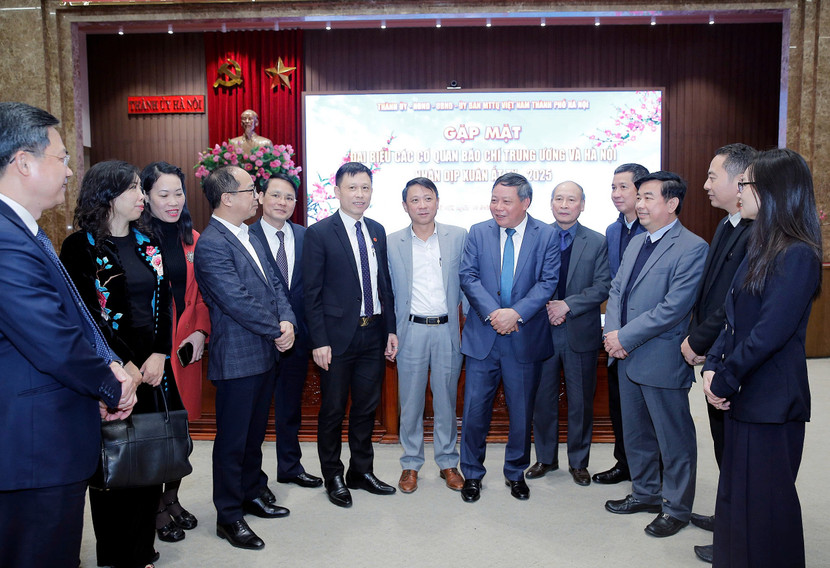 Phó Bí thư Thường trực Thành ủy Hà Nội Nguyễn Văn Phong trao đổi cùng các cơ quan báo chí tại buổi gặp mặt