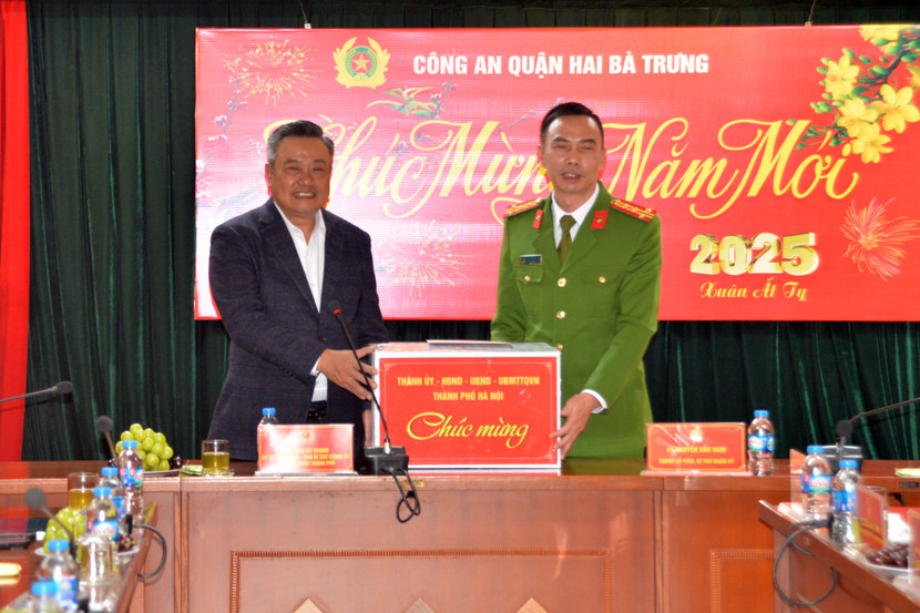 Chủ tịch UBND TP Hà Nội Trần Sỹ Thanh tặng quà chúc tết, động viên CBCS CAQ Hai Bà Trưng Chủ tịch UBND TP Hà Nội Trần Sỹ Thanh tặng quà chúc tết, động viên CBCS CAQ Hai Bà Trưng
