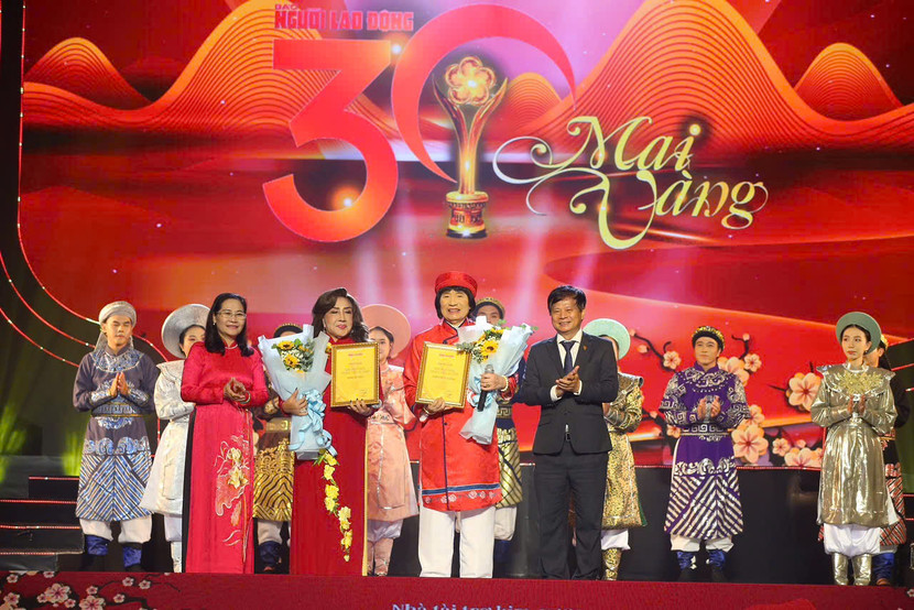 NSND Minh Vương và NSND Lệ Thuỷ nhận giải giải thưởng “Mai Vàng thành tựu 30 năm