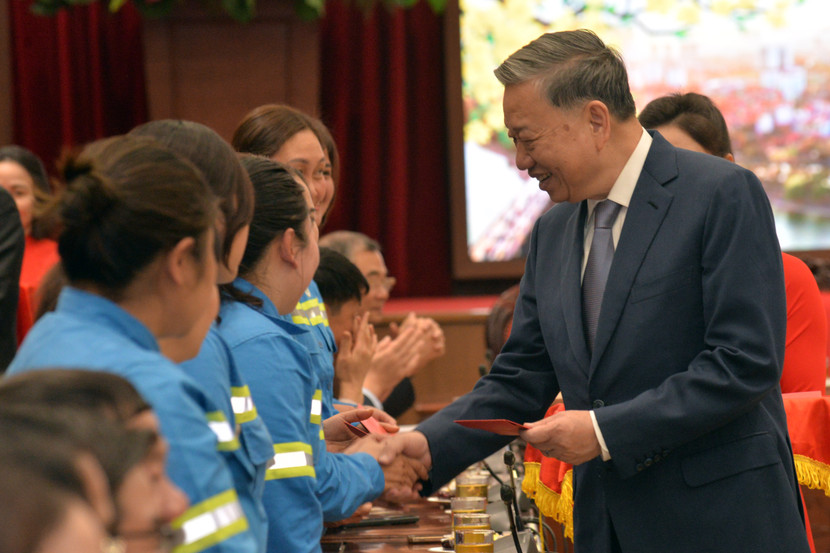 Tổng Bí thư Tô Lâm mừng tuổi động viên công nhân môi trường ứng trực dịp Tết Ất Tỵ Tổng Bí thư Tô Lâm mừng tuổi động viên công nhân môi trường ứng trực dịp Tết Ất Tỵ