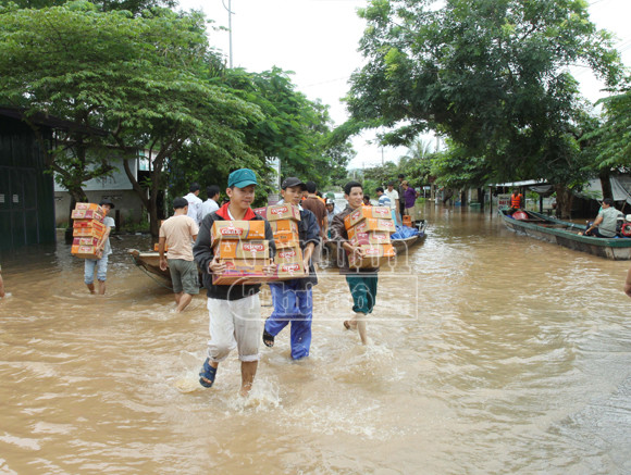 Bão số 8 oanh tạc, 3.000 ngôi nhà chìm, 2 tàu cá mất tích, 2 người tử vong ảnh 5