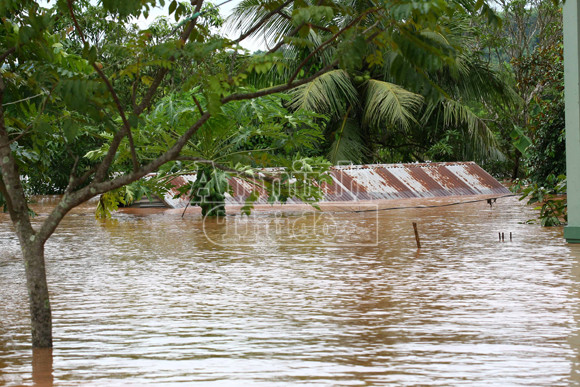Bão số 8 oanh tạc, 3.000 ngôi nhà chìm, 2 tàu cá mất tích, 2 người tử vong ảnh 3