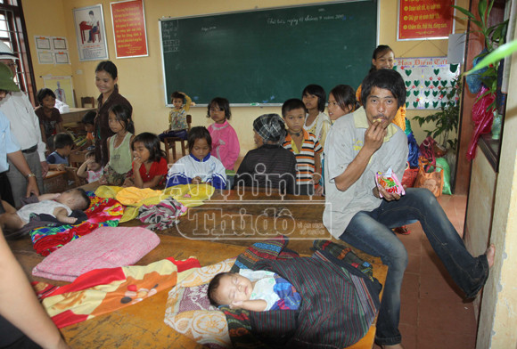 Bão số 8 oanh tạc, 3.000 ngôi nhà chìm, 2 tàu cá mất tích, 2 người tử vong ảnh 4