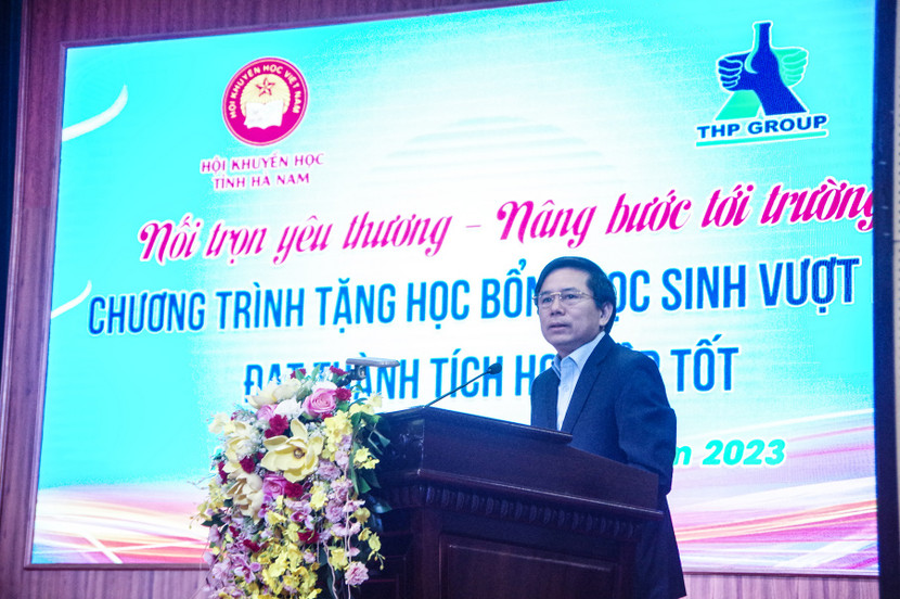 Ông Trần Xuân Dưỡng, Phó Chủ tịch UBND tỉnh Hà Nam chia sẻ tại buổi trao học bổng cho 150 em học sinh vượt khó, học tốt Ông Trần Xuân Dưỡng, Phó Chủ tịch UBND tỉnh Hà Nam chia sẻ tại buổi trao học bổng cho 150 em học sinh vượt khó, học tốt