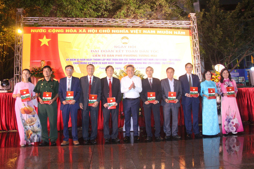 Chủ tịch UBND TP Hà Nội Trần Sỹ Thanh tặng quà cán bộ cơ sở phường Tương Mai