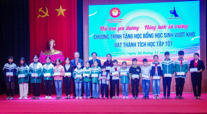 150 em học sinh vượt khó đạt thành tích học tập tốt đã được trao tận tay học bổng 2 triệu đồng mỗi em. 150 em học sinh vượt khó đạt thành tích học tập tốt đã được trao tận tay học bổng 2 triệu đồng mỗi em.