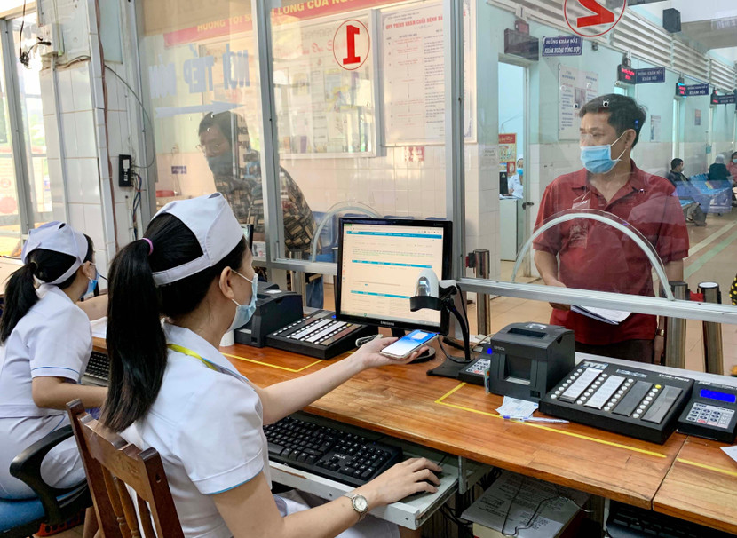 Người dân làm thủ tục khám chữa bệnh bảo hiểm y tế