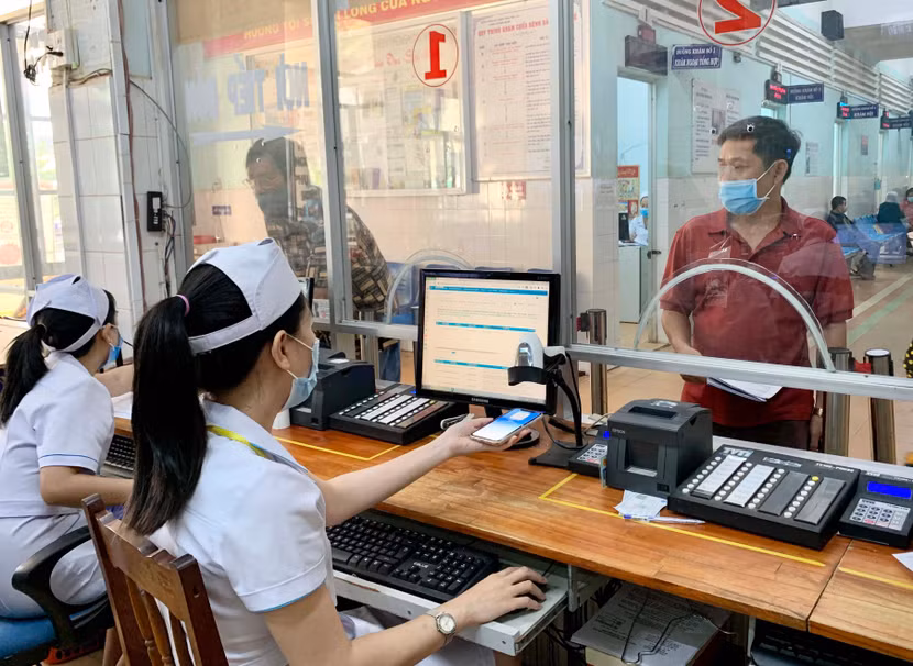 Người dân làm thủ tục khám chữa bệnh bảo hiểm y tế Người dân làm thủ tục khám chữa bệnh bảo hiểm y tế