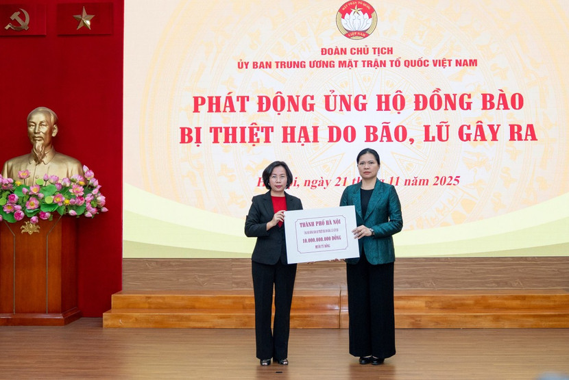 Thay mặt Đoàn Chủ tịch Ủy ban Trung ương MTTQ Việt Nam, đồng chí Hà Thị Nga, Ủy viên Trung ương Đảng, Phó Chủ tịch Ủy ban Trung ương MTTQ Việt Nam tiếp nhận số tiền ủng hộ 10 tỷ đồng từ đại diện lãnh đạo thành phố Hà Nội - đồng chí Bùi Huyền Mai, Ủy viên Ban Thường vụ Thành ủy, Chủ tịch Ủy ban MTTQ Việt Nam thành phố Hà Nội Thay mặt Đoàn Chủ tịch Ủy ban Trung ương MTTQ Việt Nam, đồng chí Hà Thị Nga, Ủy viên Trung ương Đảng, Phó Chủ tịch Ủy ban Trung ương MTTQ Việt Nam tiếp nhận số tiền ủng hộ 10 tỷ đồng từ đại diện lãnh đạo thành phố Hà Nội - đồng chí Bùi Huyền Mai, Ủy viên Ban Thường vụ Thành ủy, Chủ tịch Ủy ban MTTQ Việt Nam thành phố Hà Nội