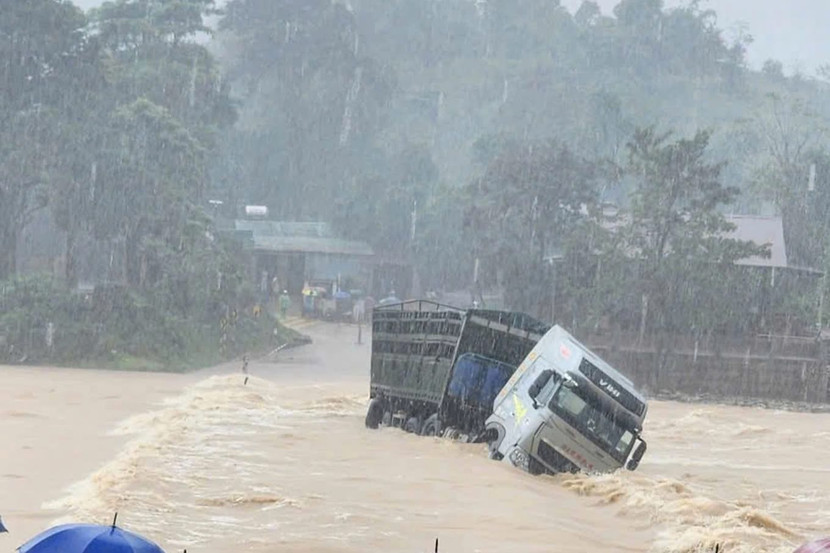 Vượt rào chắn băng qua ngầm tràn, xe tải bị nước lũ chảy xiết cuốn trôi ở Quảng Trị Vượt rào chắn băng qua ngầm tràn, xe tải bị nước lũ chảy xiết cuốn trôi ở Quảng Trị