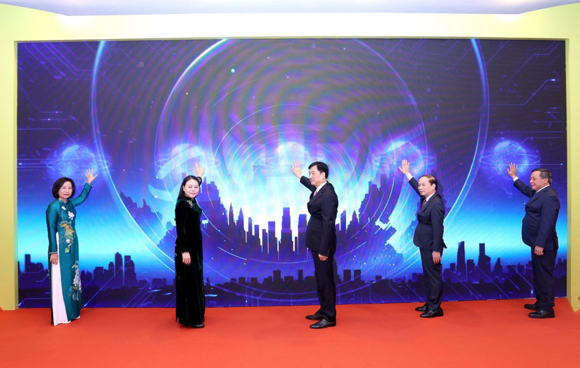 Các đồng chí lãnh đạo nhấn nút ra mắt phần mềm “Mặt trận số Thủ đô” trên nền tảng iHaNoi