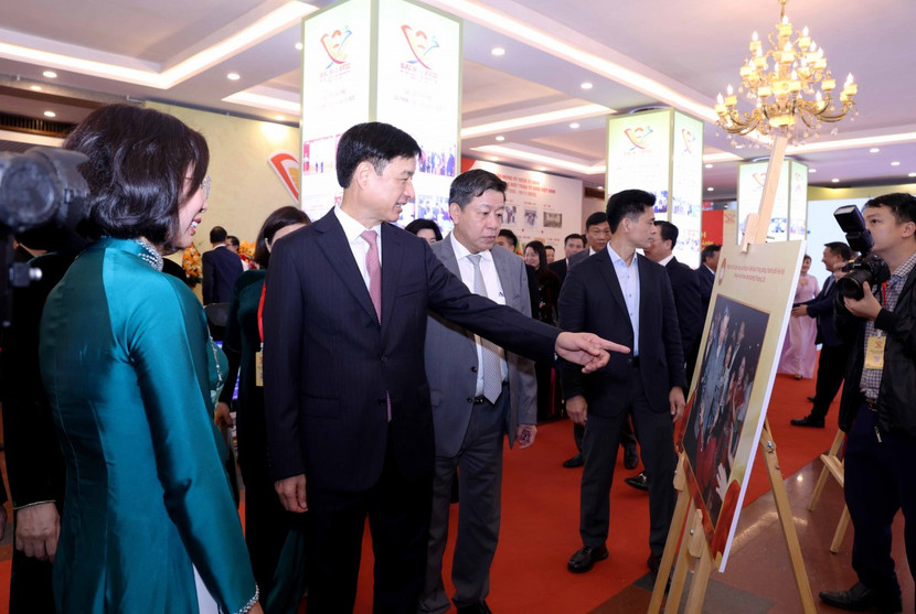 Các đồng chí lãnh đạo, đại biểu tham quan không gian “Đoàn kết - Sáng tạo"