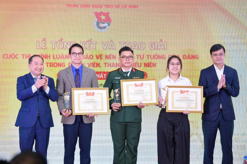 Ủy viên dự khuyết Trung ương Đảng, Bí thư thứ nhất Trung ương Đoàn, Trưởng Ban Chỉ đạo 35 Trung ương Đoàn Bùi Quang Huy và Vụ trưởng Vụ Đoàn thể Nhân dân, Ban Tuyên giáo và Dân vận Trung ương Vy Tư Liệu trao giải Nhất cho các tác giả Ủy viên dự khuyết Trung ương Đảng, Bí thư thứ nhất Trung ương Đoàn, Trưởng Ban Chỉ đạo 35 Trung ương Đoàn Bùi Quang Huy và Vụ trưởng Vụ Đoàn thể Nhân dân, Ban Tuyên giáo và Dân vận Trung ương Vy Tư Liệu trao giải Nhất cho các tác giả