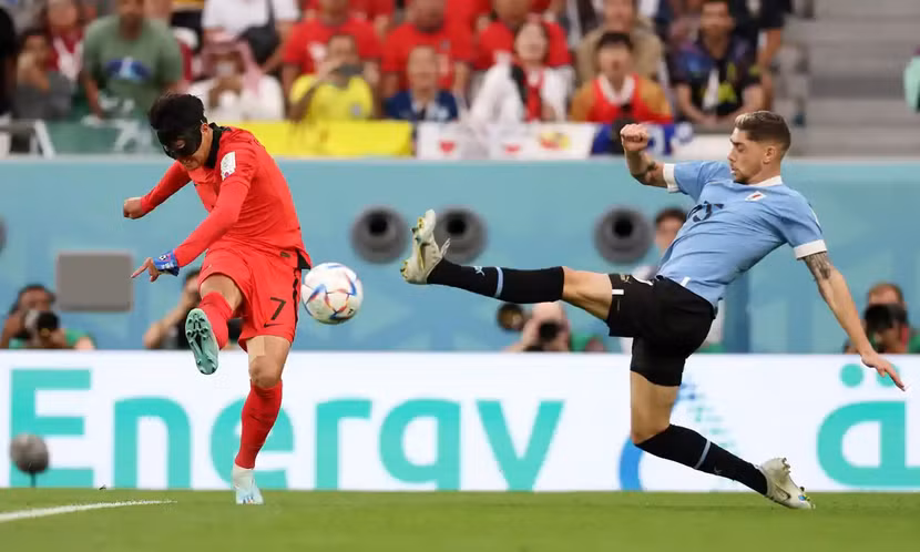 Son Heung-min (trái) trong trận đấu với Uruguay