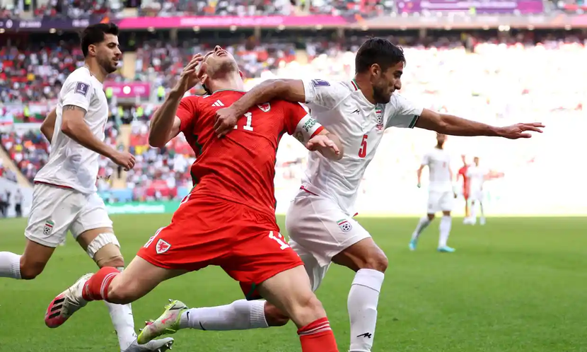 Iran (trắng) chơi tuyệt hay trước xứ Wales Iran (trắng) chơi tuyệt hay trước xứ Wales