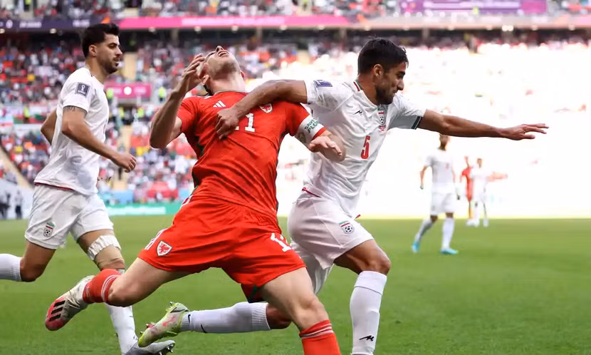 Iran (trắng) chơi tuyệt hay trước xứ Wales
