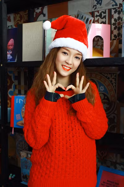 Đinh Hương hóa "bà già Noel" tặng khán giả "Jingle Bells" ảnh 6