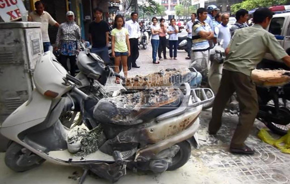 Rưới xăng đốt cháy đen 4 xe máy giữa trung tâm TP.HCM ảnh 1 Rưới xăng đốt cháy đen 4 xe máy giữa trung tâm TP.HCM ảnh 1