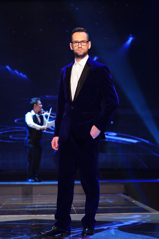 Nathan Lee ga-lăng khi tặng váy cho Hoa hậu Ngọc Hân ảnh 11