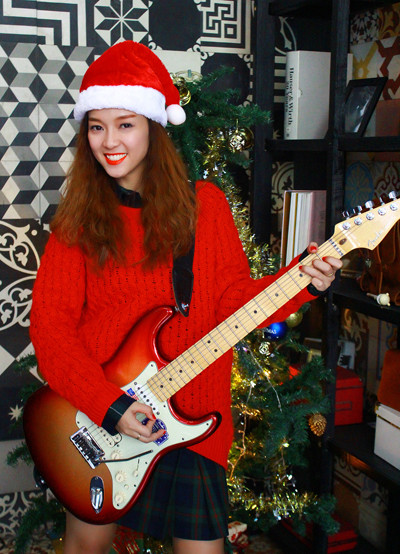 Đinh Hương hóa "bà già Noel" tặng khán giả "Jingle Bells" ảnh 5