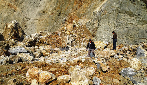 2 phu đá bị hàng chục khối đá đè chết thương tâm ảnh 2