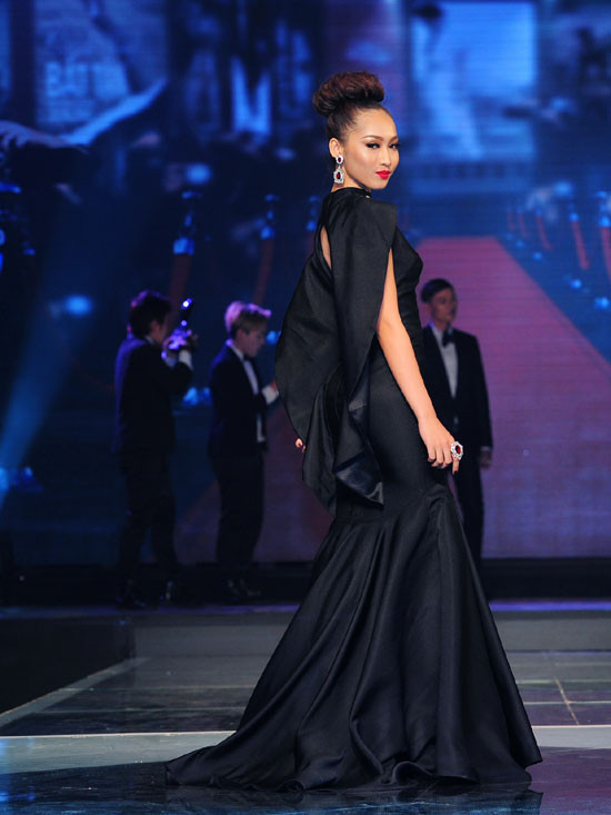 Nathan Lee ga-lăng khi tặng váy cho Hoa hậu Ngọc Hân ảnh 8