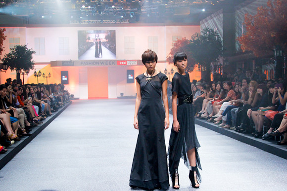 Thí sinh Top Model "đắt sô" tại Singapore ảnh 3