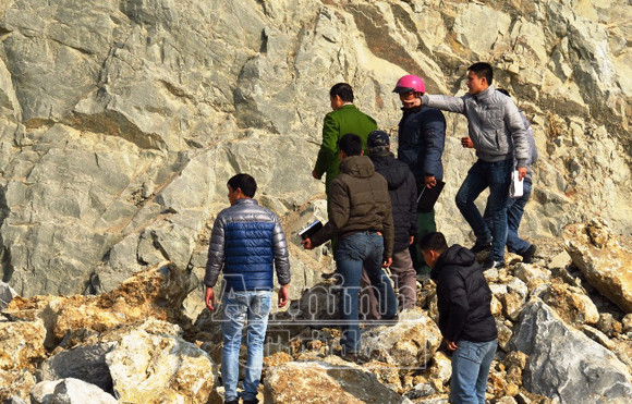 2 phu đá bị hàng chục khối đá đè chết thương tâm ảnh 4