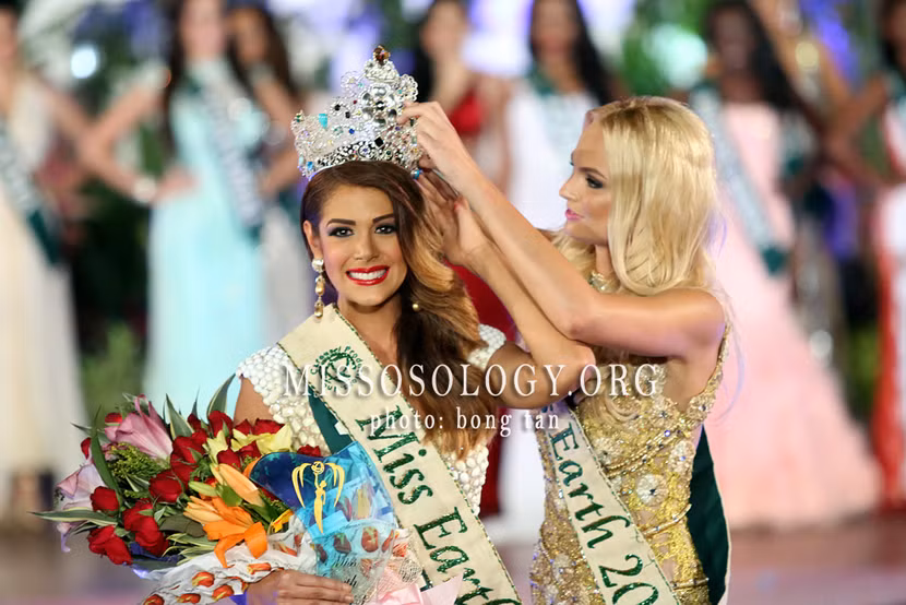 Chiêm ngưỡng vẻ đẹp nóng bỏng của tân Hoa hậu Trái đất 2013 ảnh 1