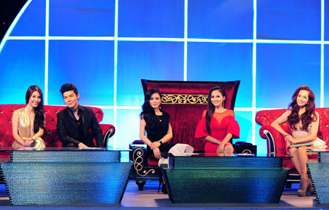 Nathan Lee ga-lăng khi tặng váy cho Hoa hậu Ngọc Hân ảnh 1