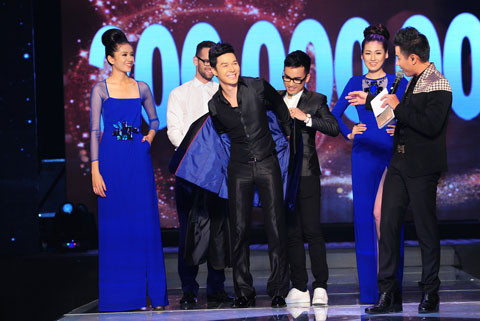 Nathan Lee ga-lăng khi tặng váy cho Hoa hậu Ngọc Hân ảnh 2