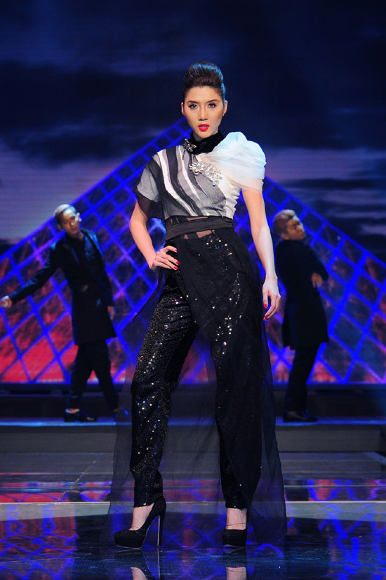 Nathan Lee ga-lăng khi tặng váy cho Hoa hậu Ngọc Hân ảnh 6